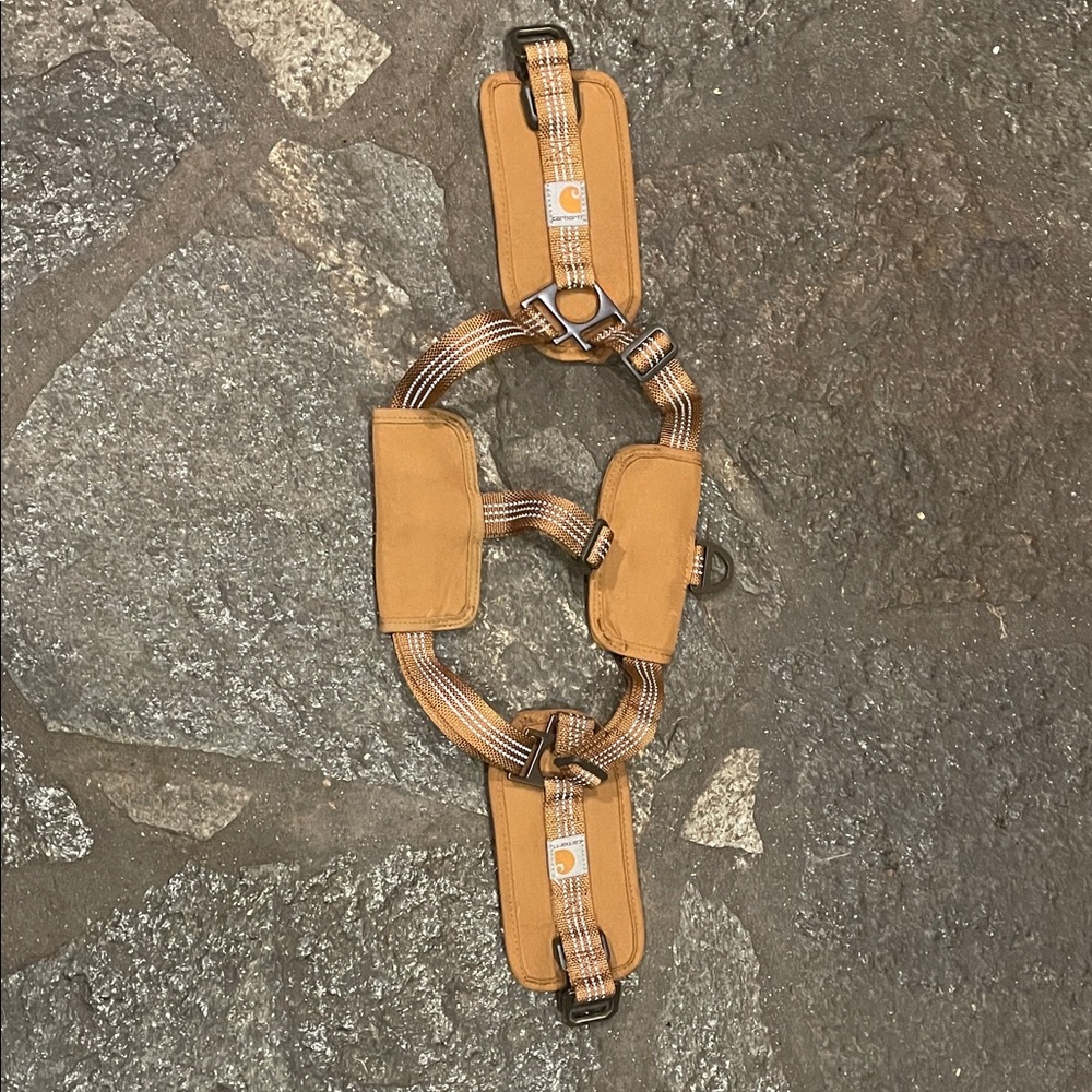 CARHARTDog Harness-Adjustable for comfort of pet.